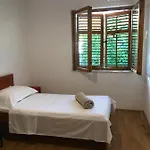 Six Bedroom Matea