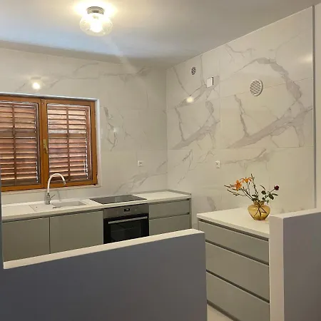 Dom wakacyjny Six Bedroom Matea *