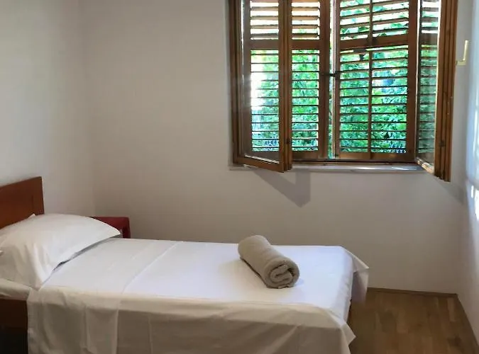 Six Bedroom Matea