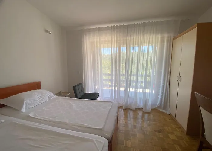 Six Bedroom Matea Casa vacanze *