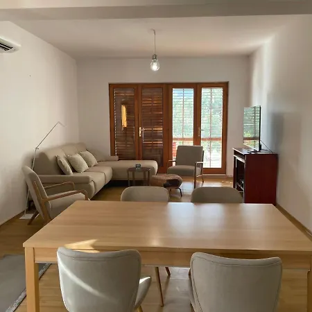 Six Bedroom Matea