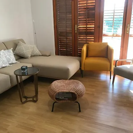 Six Bedroom Matea 度假居 *