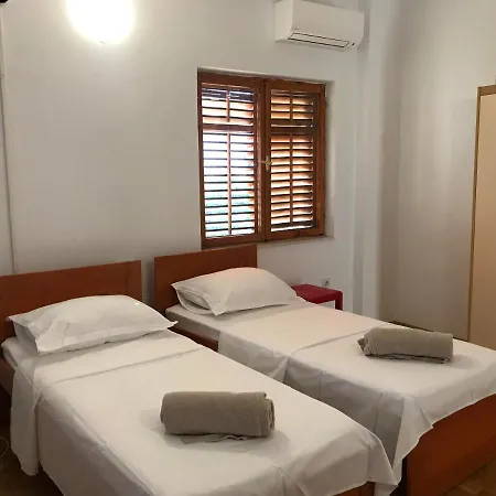 Six Bedroom Matea 度假居