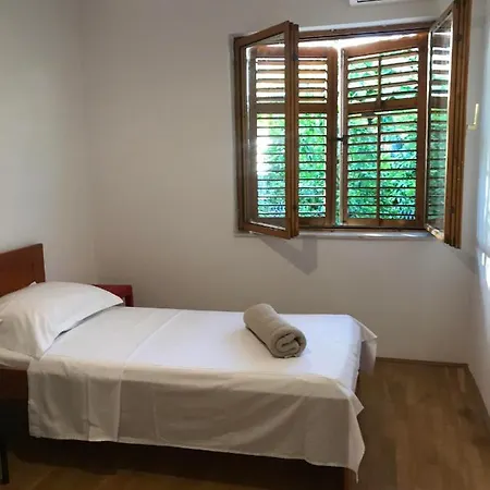 Six Bedroom Holiday Home Matea
