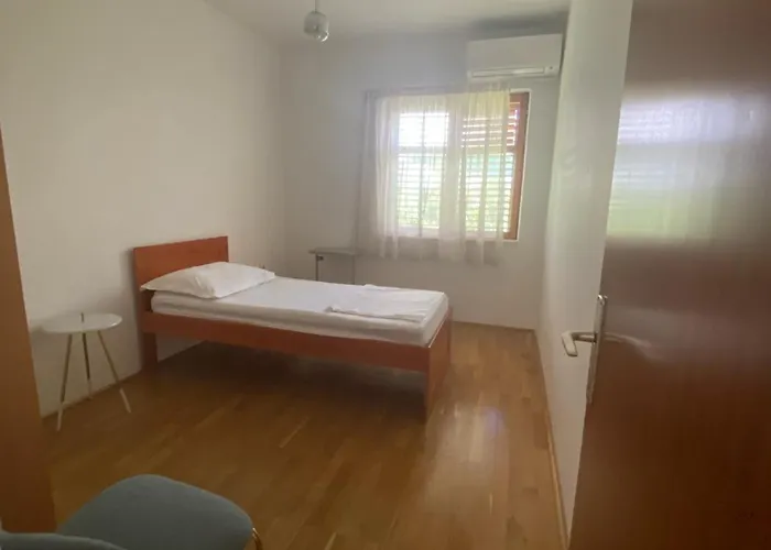 Six Bedroom Matea 度假居 *