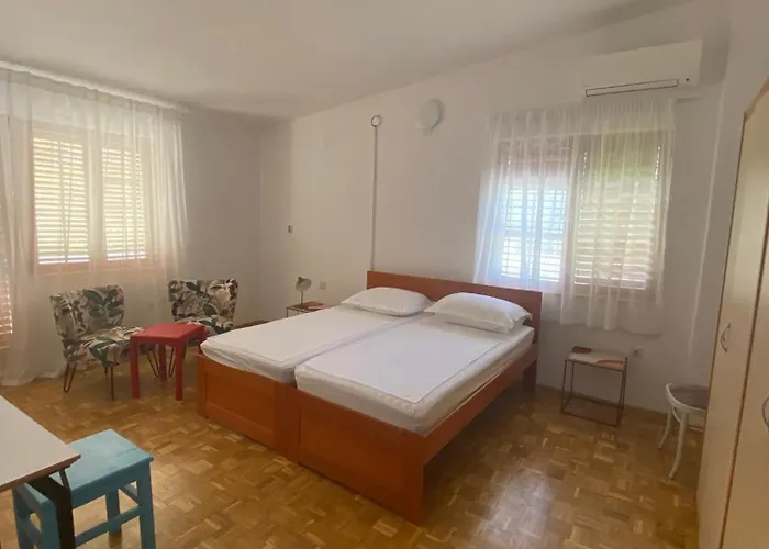 Six Bedroom Matea